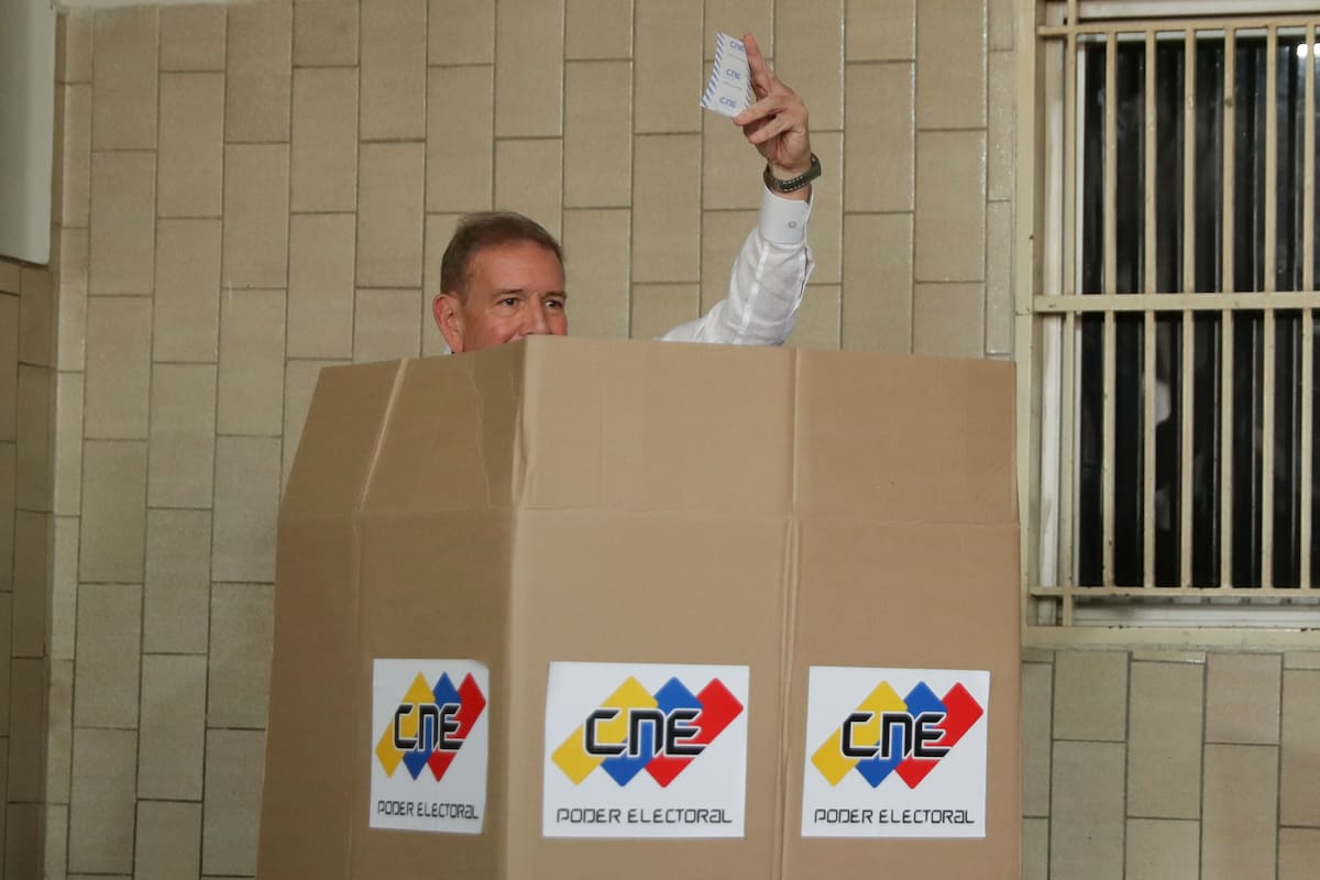 El candidato opositor a la presidencia de Venezuela Edmundo González Urrutia muestra su voto este domingo, en un centro de votación en Caracas (Venezuela). //EFE