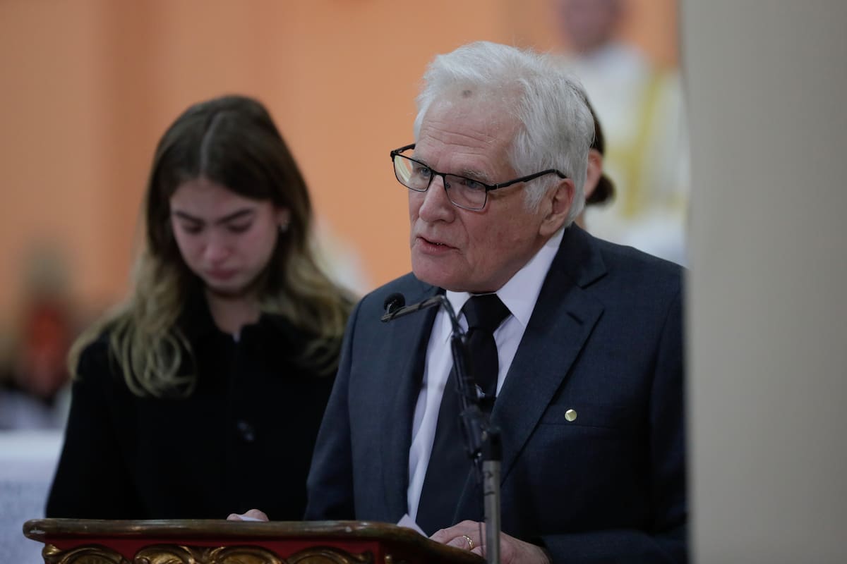 El padre del fallecido senador y precandidato presidencial Miguel Uribe Turbay, Miguel Uribe Londoño, habla en una misa este miércoles, en la catedral Primada en Bogotá (Colombia).