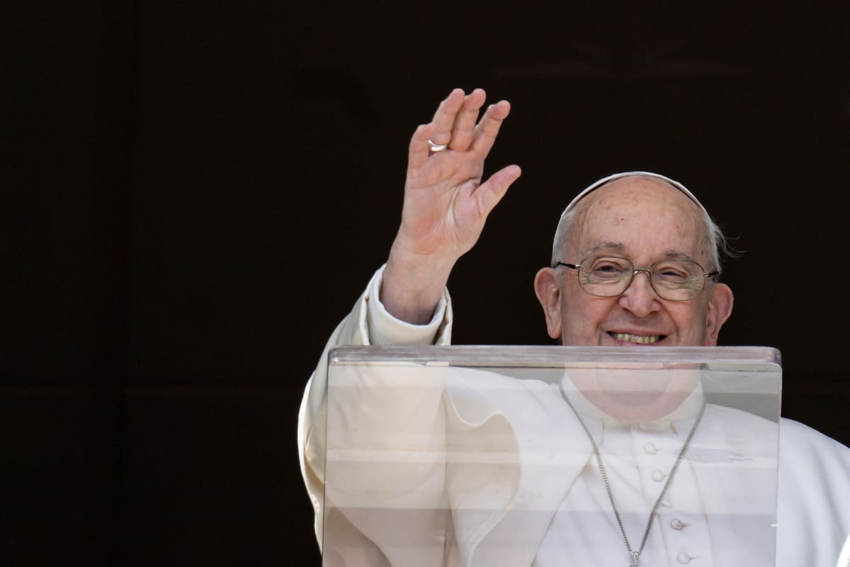 El papa Francisco estaría una semana más en el hospital: ¿Cómo sigue?