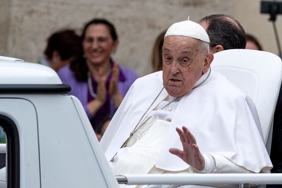 El papa Francisco saluda a los fieles después de la bendición 'Urbi et Orbi' tras la Misa de Pascua en la Plaza de San Pedro, en la Ciudad del Vaticano. Esta fue su última salida en el papamóvil antes de su muerte. // EFE/EPA/ANGELO CARCONI.