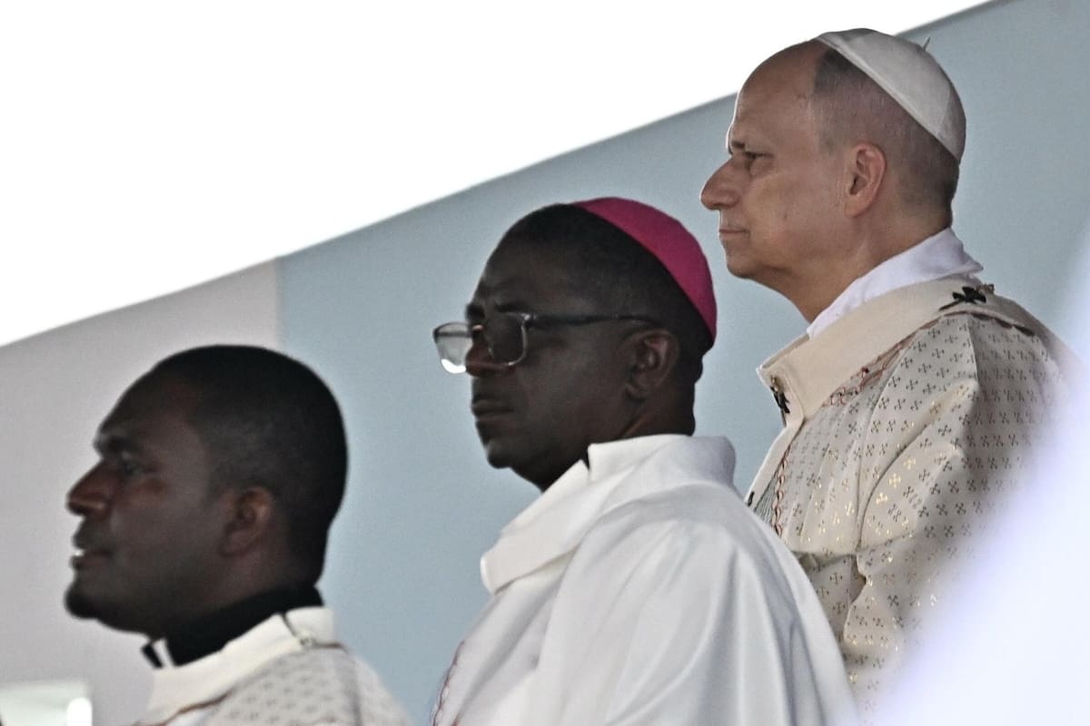 El papa León XIV oficia la Santa Misa en el Aeropuerto Yaounde-Ville en Yaundé (Camerún), durante su visita apostólica a este país africano. //Foto: EFE - Luca Zennaro