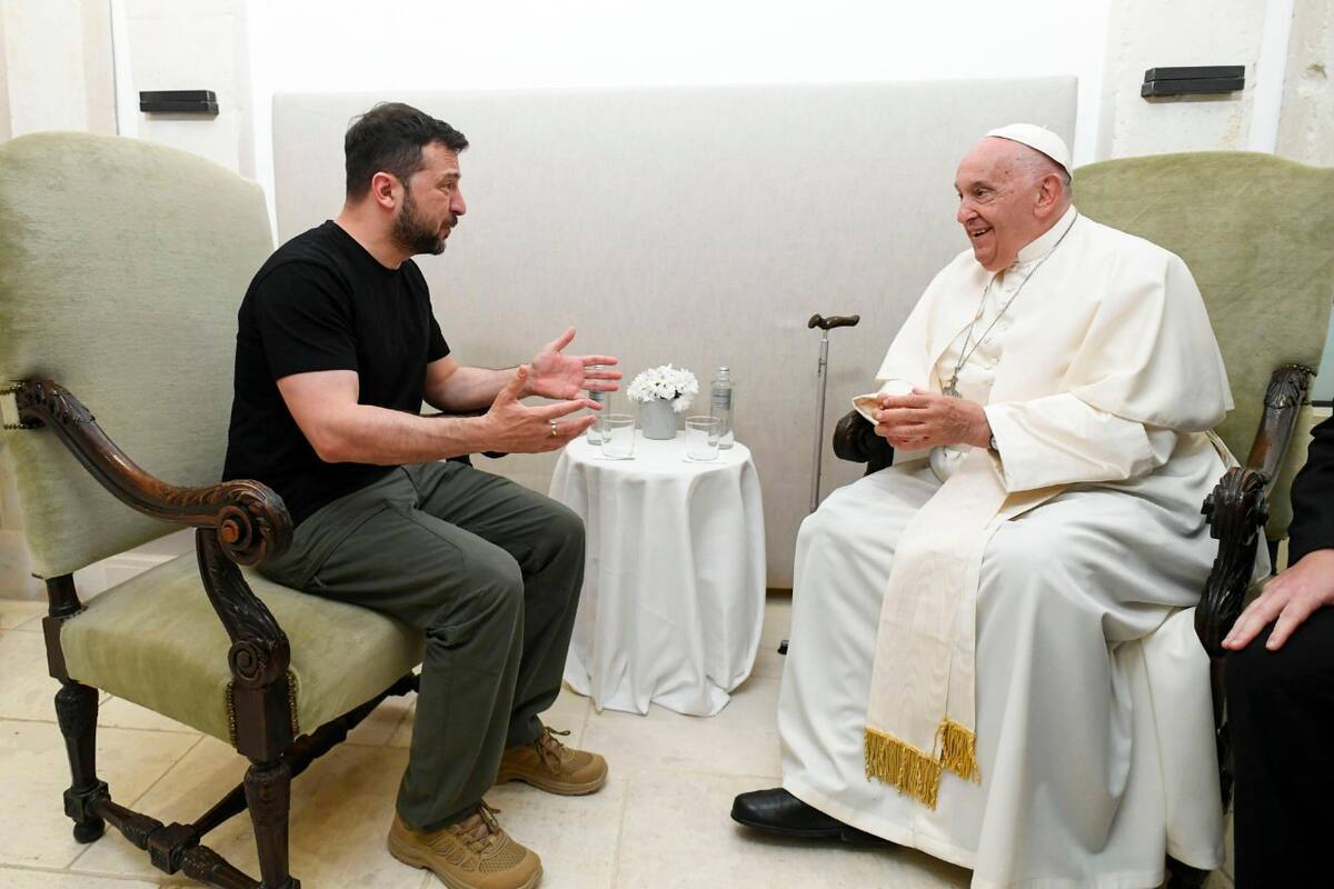 El papa Francisco (d) se reúne con el presidente ucraniano Volodímir Zelenski (i) en Apulia. //EFE