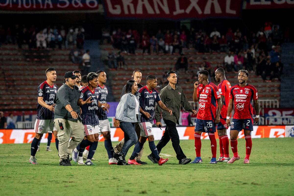 El partido duró varios minutos suspendido. // COLPRENSA