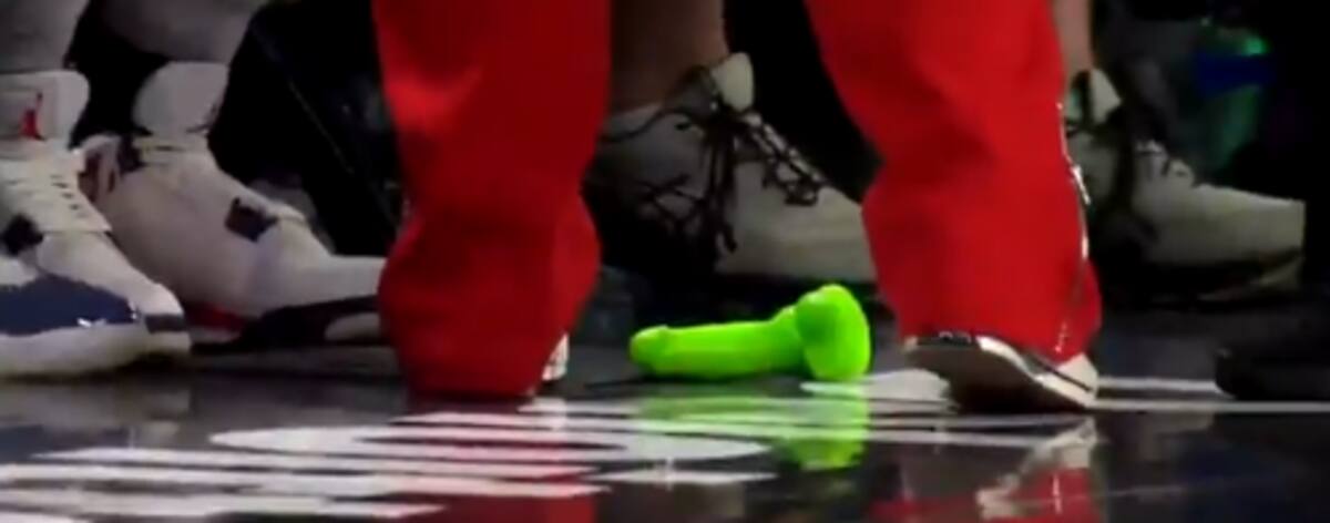 Lanzaron juguetes sexuales en un partido de Baloncesto femenina.//Captura de Pantalla