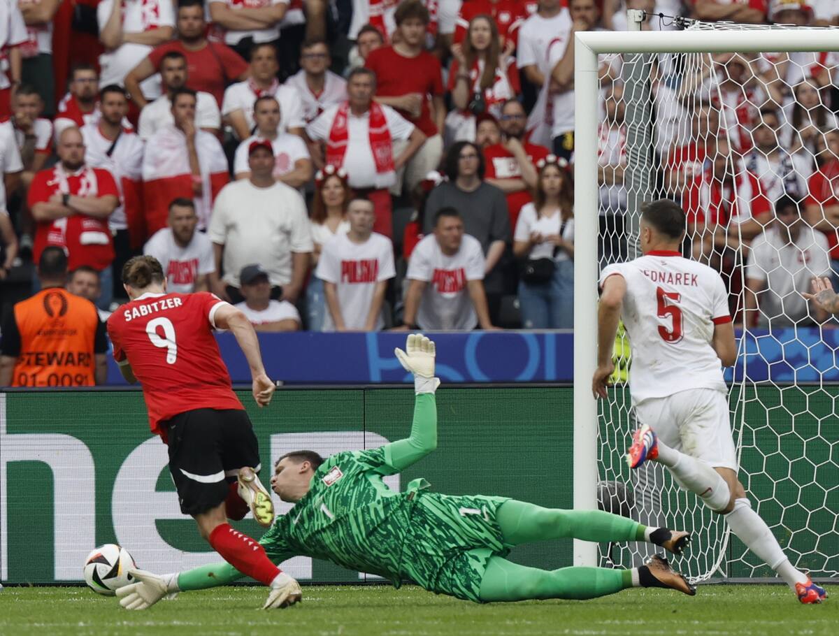El portero Wojciech Szczesny de Polonia comete una falta contra Marcel Sabitzer de Austria en el área de penalti durante el partido de fútbol del grupo D de la UEFA EURO 2024 entre Polonia y Austria, en Berlín, Alemania, el 21 de junio de 2024. //EFE