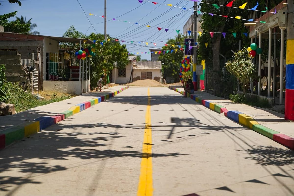 Las intervenciones COMPI, realizadas en El Pozón, permitieron la construcción de 381 metros lineales de vías en concreto rígido, además de andenes y bordillos que mejoran la movilidad peatonal y la seguridad vial. // Foto: Cortesía - Gobernación de Bolívar.