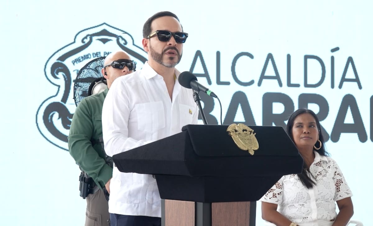 El presidente de Colombia, Abelardo De la Espriella, durante su intervención en la entrega del nuevo colegio IED Julio Flórez, en el barrio Villas de San Pablo, jurisdicción de Barranquilla.//Cortesía Alcaldía de Barranquilla.