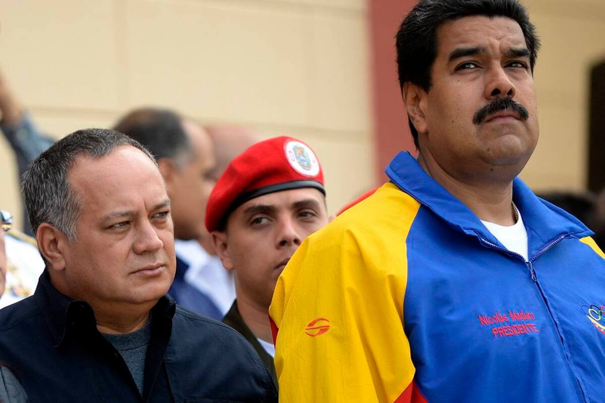 El presidente de la Asamblea Nacional de Venezuela, Diosdado Cabello (I), y el presidente venezolano Nicolás Maduro (D), asisten a una ceremonia tres meses después de la muerte de Hugo Chávez, en el Cuartel de la Montaña en Caracas, el 5 de junio de 2013. AFP PHOTO/JUAN BARRETO