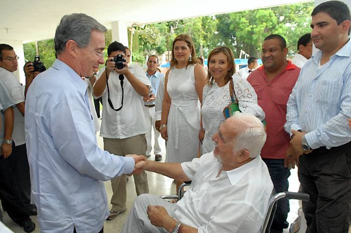 En la foto, William Salleg Sofán con el expresidente Álvaro Uribe, durante la celebración de los 15 años del diario, celebrado en marzo del año pasado. Archivo