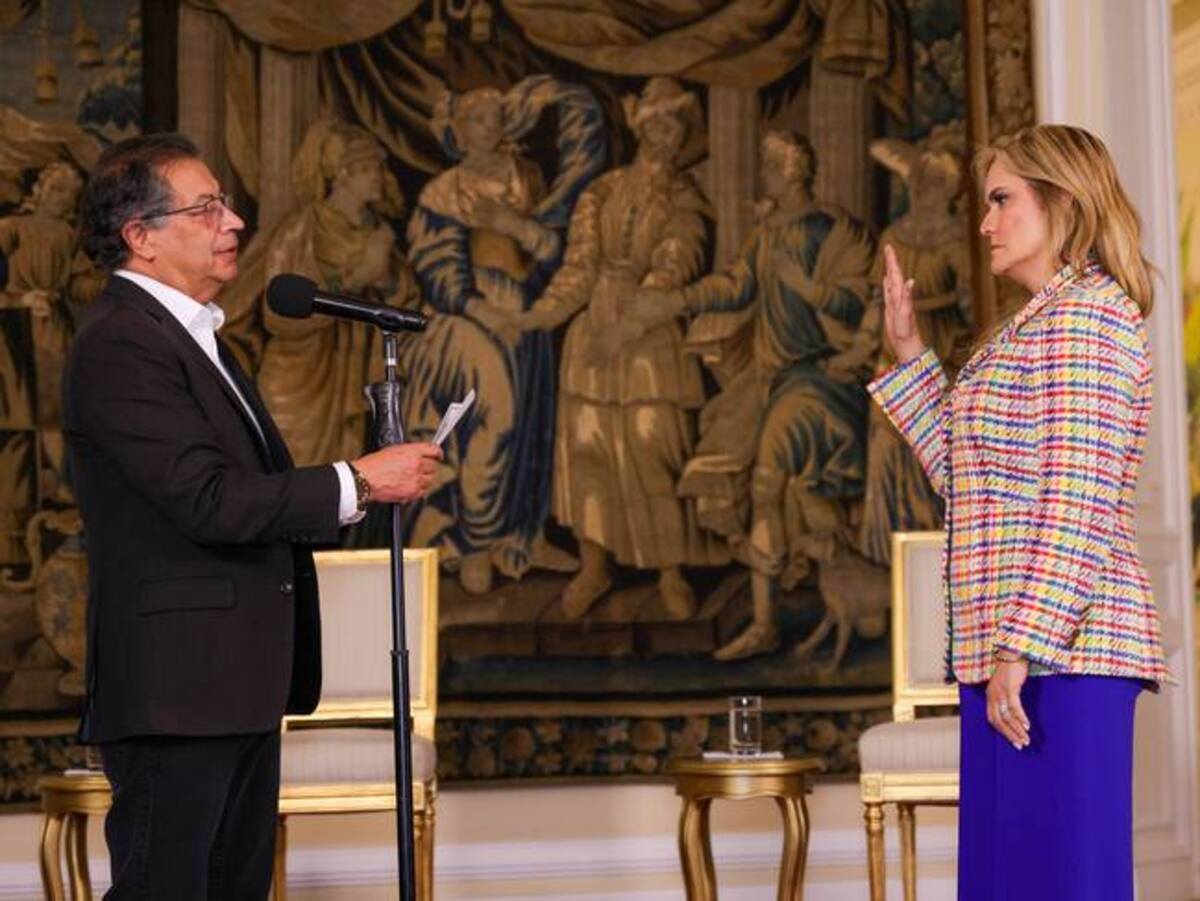 El presidente Gustavo Petro junto a la magistrada Expósito durante la ceremonia de posesión, la cartagenera remplaza a la magistrada Gloria Stella López.// Foto: cortesía.