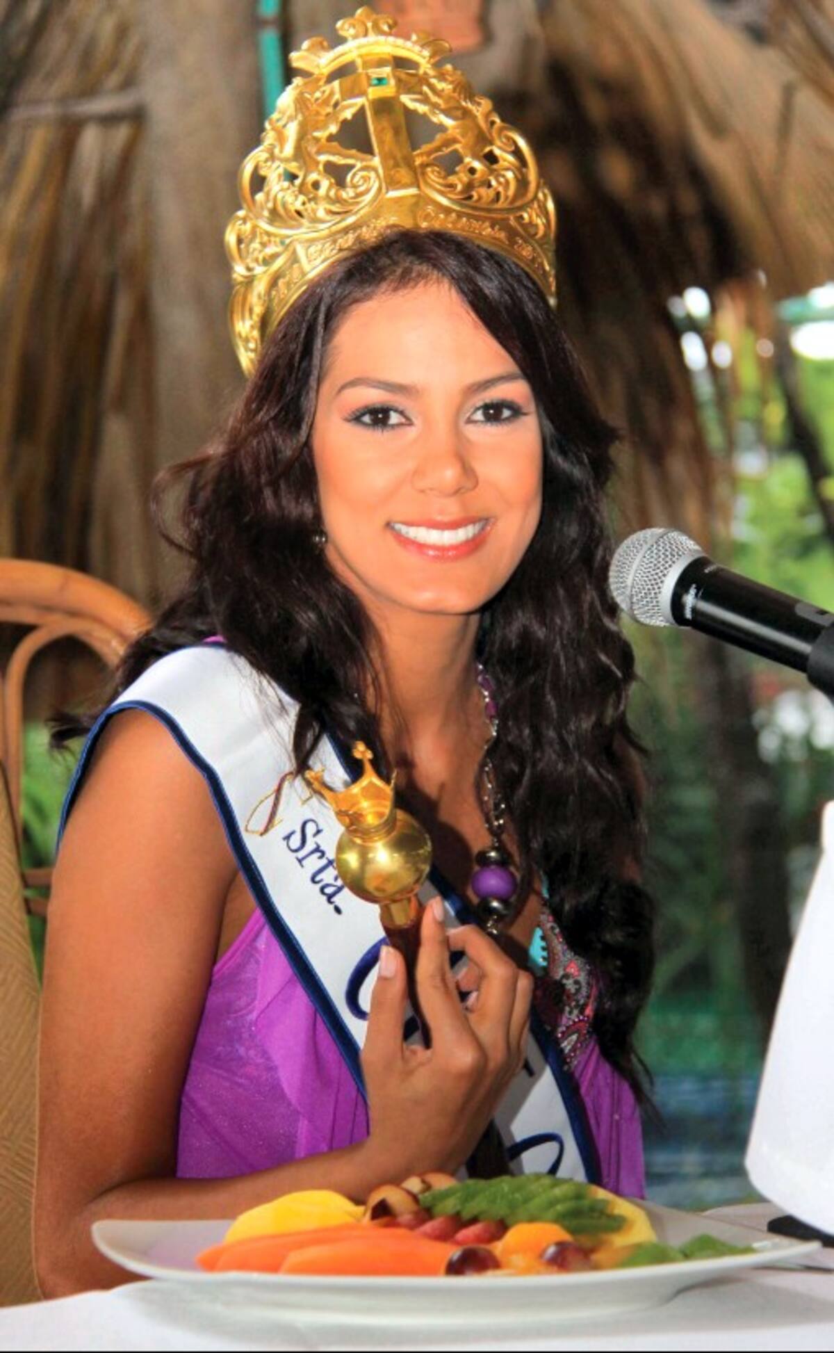 El primer día de la Señorita Colombia, Catalina Robayo, fue lluvioso y frío. Sin embargo, respondió las preguntas de los representantes de los medios de comunicación, para los que fue una sorpresa su elección. (Colprensa- El Universal)