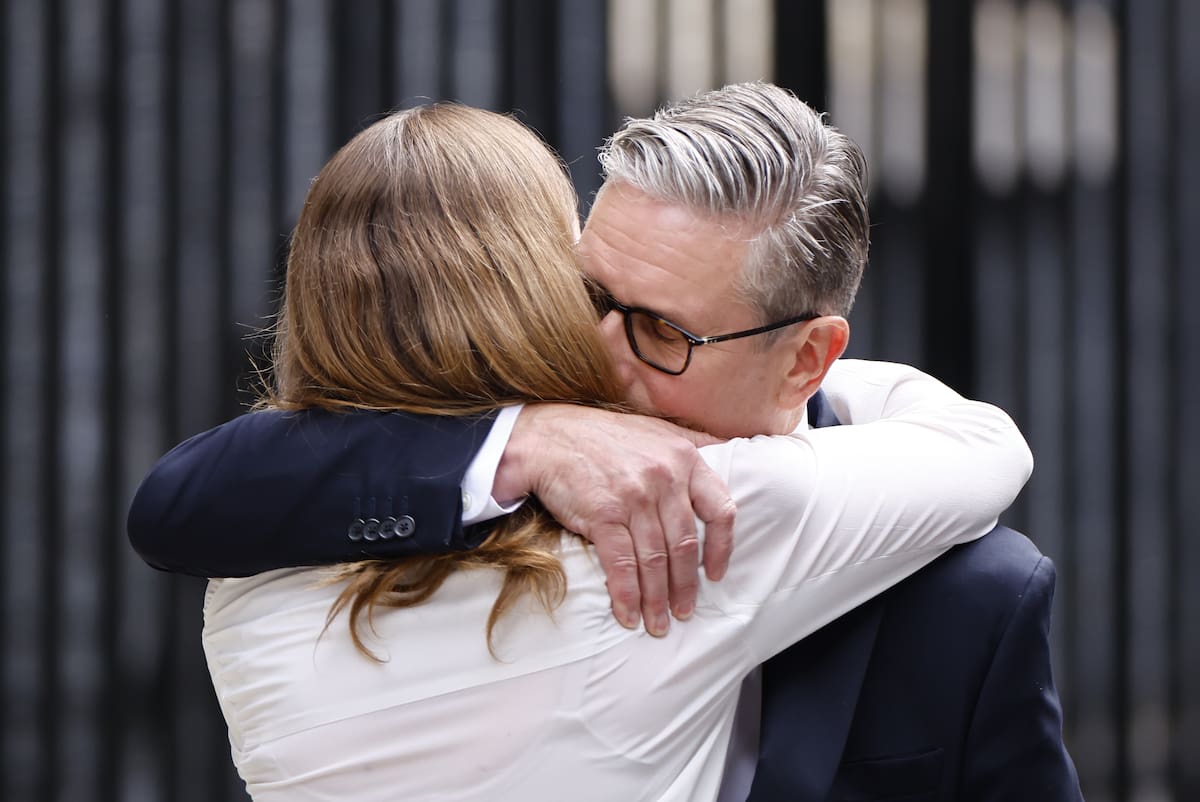 El exprimer ministro británico, Keir Starmer (d), abraza a su esposa Victoria tras realizar una declaración en la calle Downing Street, Londres, Reino Unido. // Foto: EFE/EPA/TOLGA AKMEN.