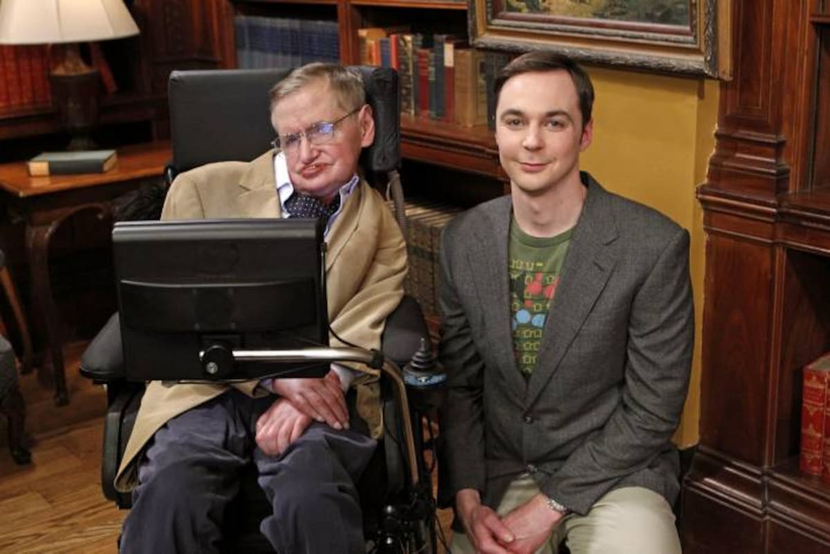 El primero de mayo Warner emitirá el capítulo de la serie “The Big Bang Theory” donde Sheldon cumple con su otro anhelo, conocer al gran científico Stephen Hawking. Colprensa-Cortesía Canal Warner