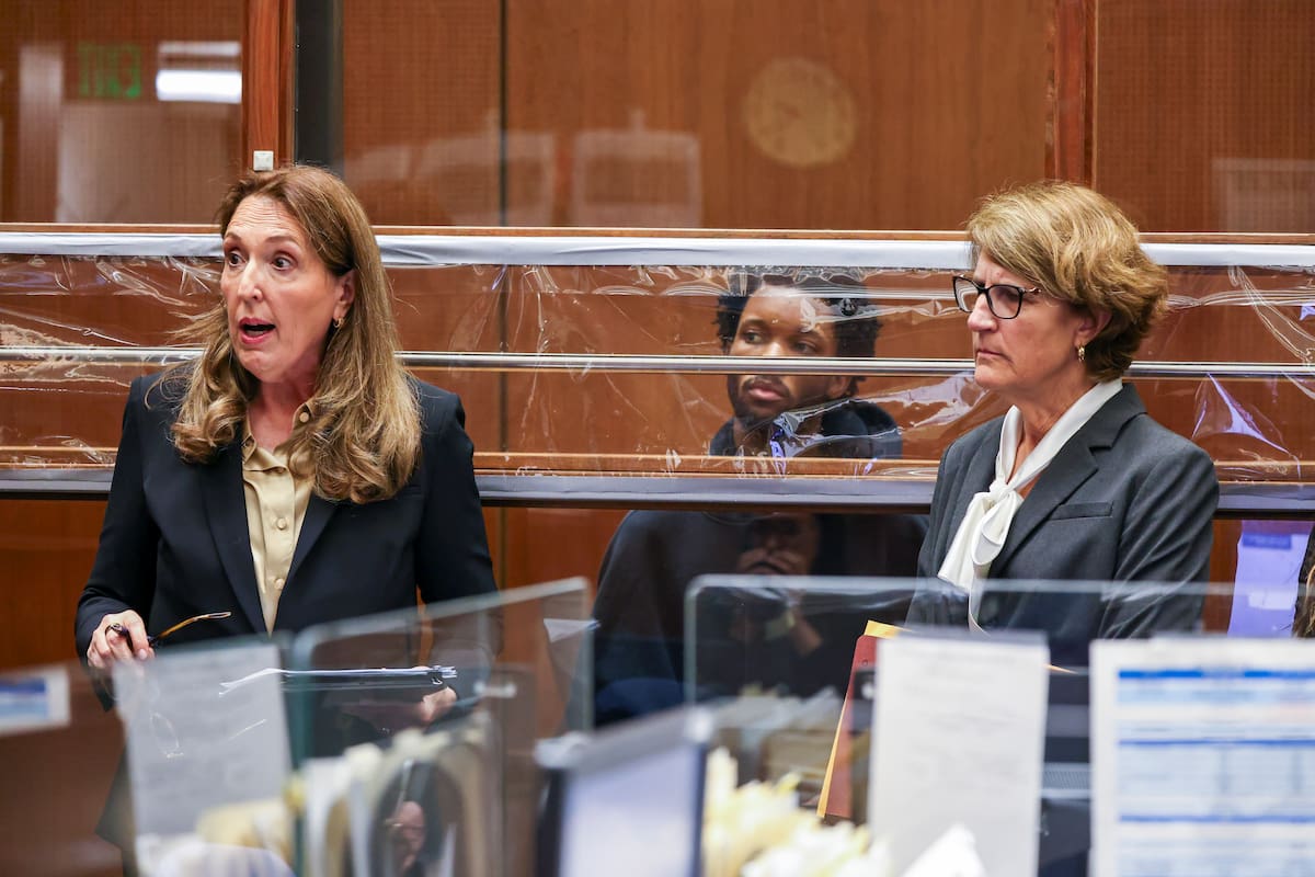 Los abogados defensores Blair Berk (izq.) y Marilyn Bednarski (der.) junto al cantante David Anthony Burke, conocido como D4vd, durante su comparecencia para la lectura de cargos por el asesinato de Celeste Rivas Hernandez en el Centro de Justicia Penal Clara Shortridge Foltz, en Los Ángeles, California, EE. UU., el 20 de abril de 2026. EFE/TED SOQUI