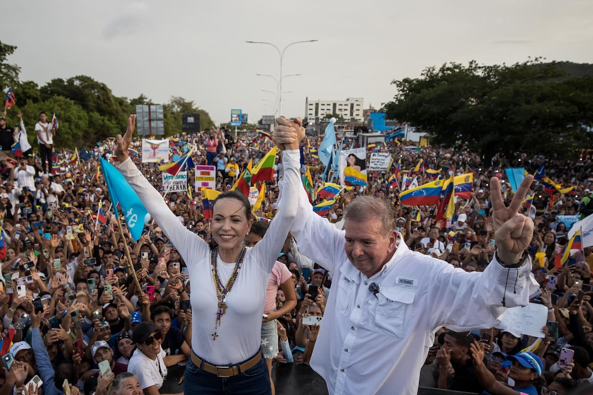 AME4334. PUERTO LA CRUZ (VENEZUELA), 24/07/2024.- El candidato a la Presidencia de Venezuela, Edmundo González (d), y la líder opositora venezolana María Corina Machado, saludan a seguidores en un acto de campaña, el 10 de julio de 2024, en Puerto La Cruz (Venezuela). La unidad del bloque mayoritario de la oposición venezolana, fracturada en diversas ocasiones a lo largo de los veinticinco años de chavismo, resurge contra todo pronóstico para las elecciones presidenciales del próximo domingo, convirtiéndose así en una piedra en el zapato para el gobernante Nicolás Maduro, quien busca seguir al frente de la Presidencia por seis años más. EFE/ Miguel Gutiérrez