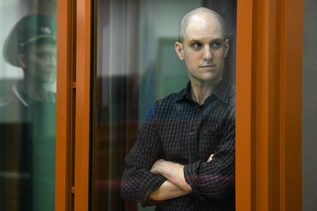 Rusia sentencia a reportero estadounidense a 16 años de cárcel por espionaje