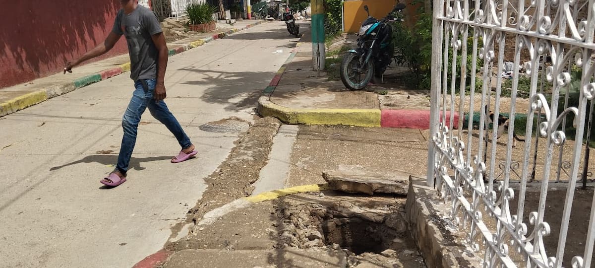 La comunidad reporta mal olor y rebosamiento desde la cañería de sus casas // Foto: Oscar Díaz - El Universal.