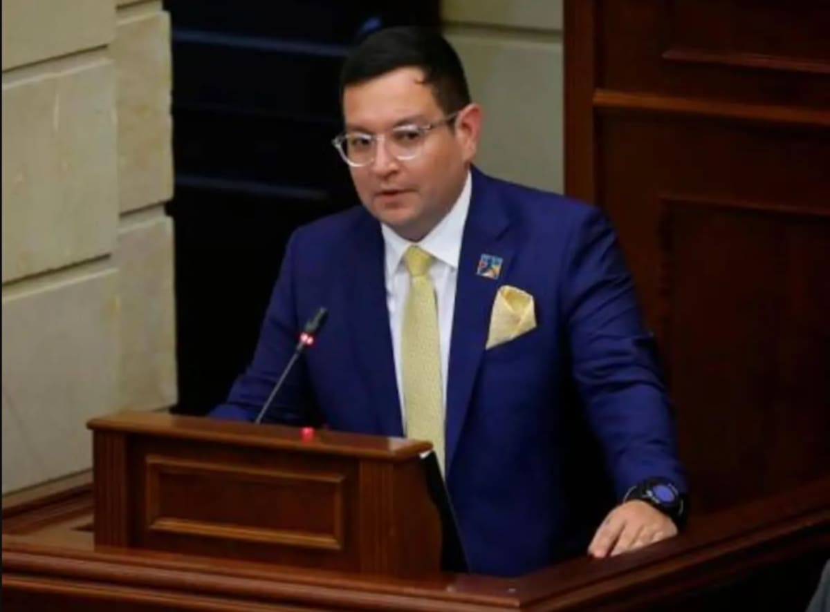 El representante Óscar Villamizar lidera la propuesta para eliminar la Paz Total en Colombia.
