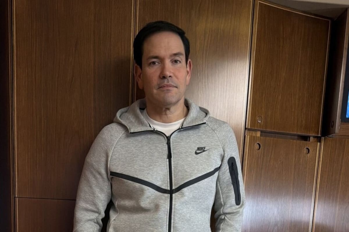 Marco Rubio revive polémica al vestir chándal de Nicolás Maduro