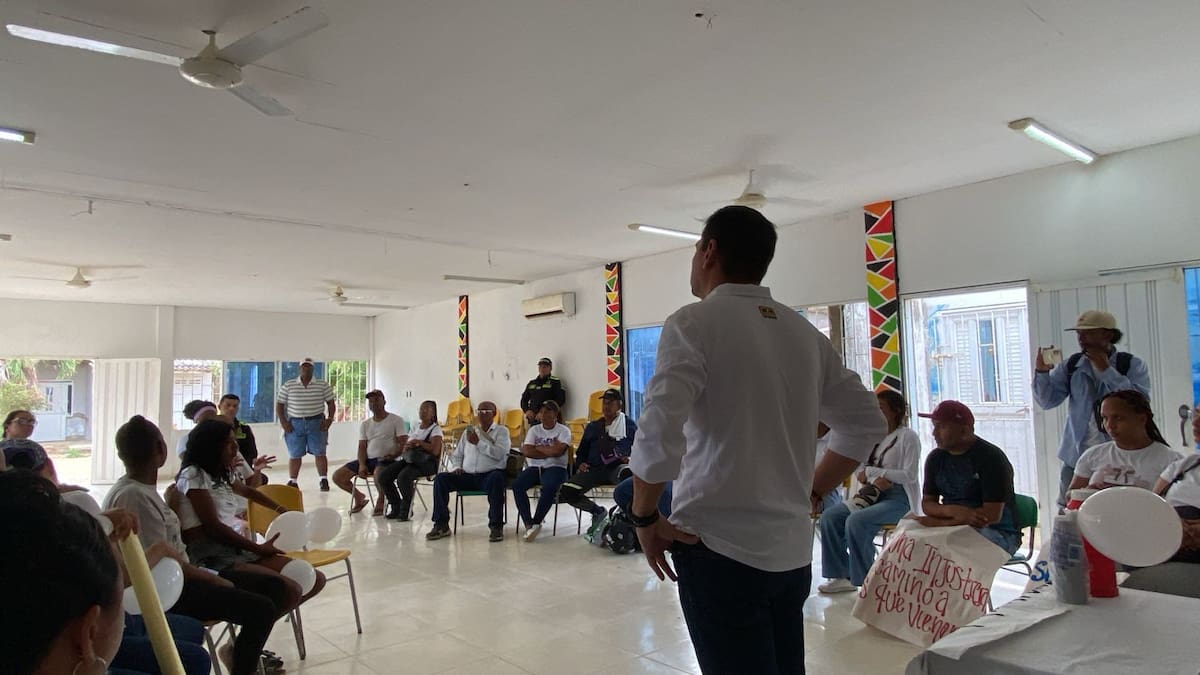 El secretario del Interior del Distrito, Bruno Hernández, se reúne a esta hora con la comunidad de Tierra Baja, tras desactivar el bloqueo previsto en la Vía al Mar. // Foto: cortesía Alcaldía