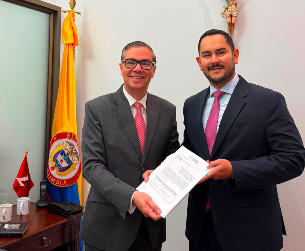 El secretario general del Senado de la República, Diego Alejandro González González, recibió de Jesús Pérez Benito-Revollo, gerente de la RAP Caribe, el Proyecto de Ley Orgánica por la cual se constituye la Región Entidad Territorial Caribe.//Cortesía Gobernación del Atlántico.