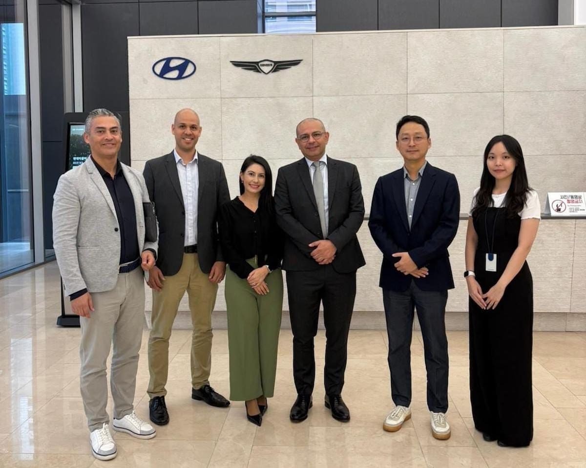 El secretario técnico de la CRCI del Atlántico, Gabriel Orozco, visitó el área de hidrógeno verde de Hyundai con el fin de trabajar en temas de movilidad sostenible en el Departamento.//Cortesía.