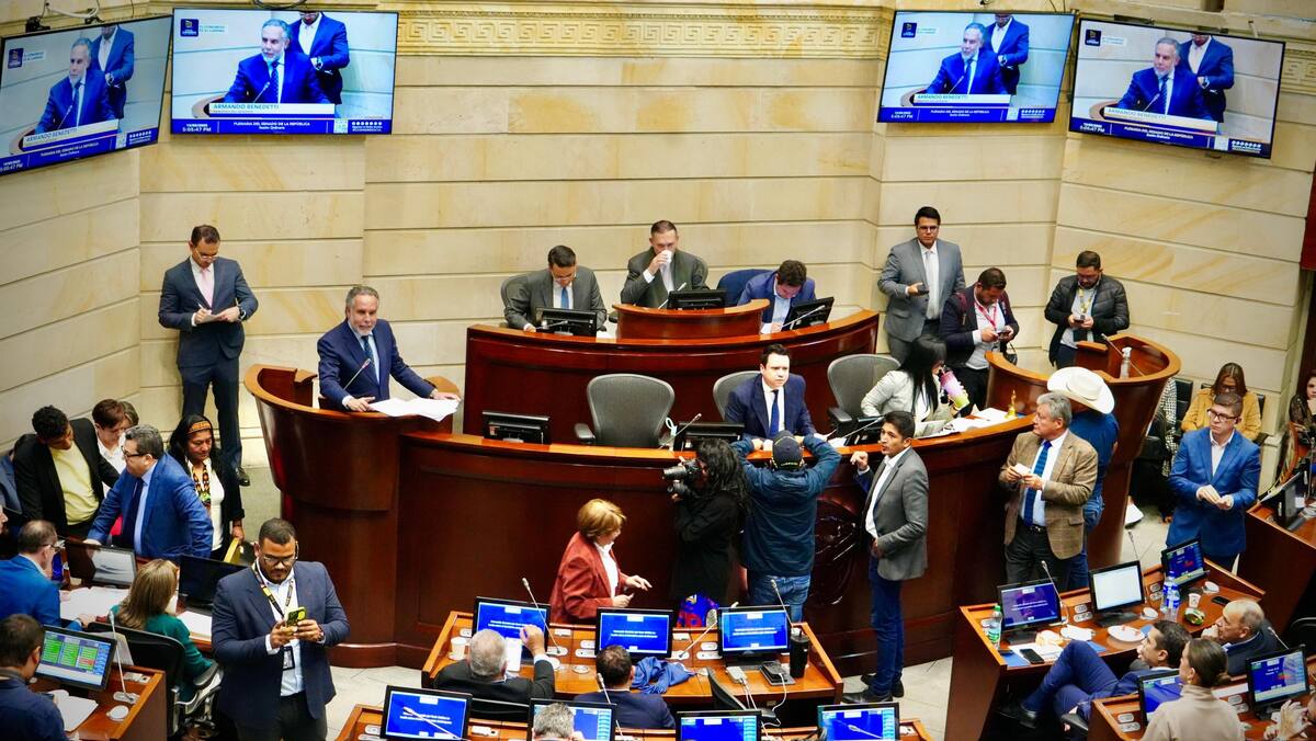 El Senado colombiano aprueba en tercer debate la reforma laboral, que avanza para ser ley.