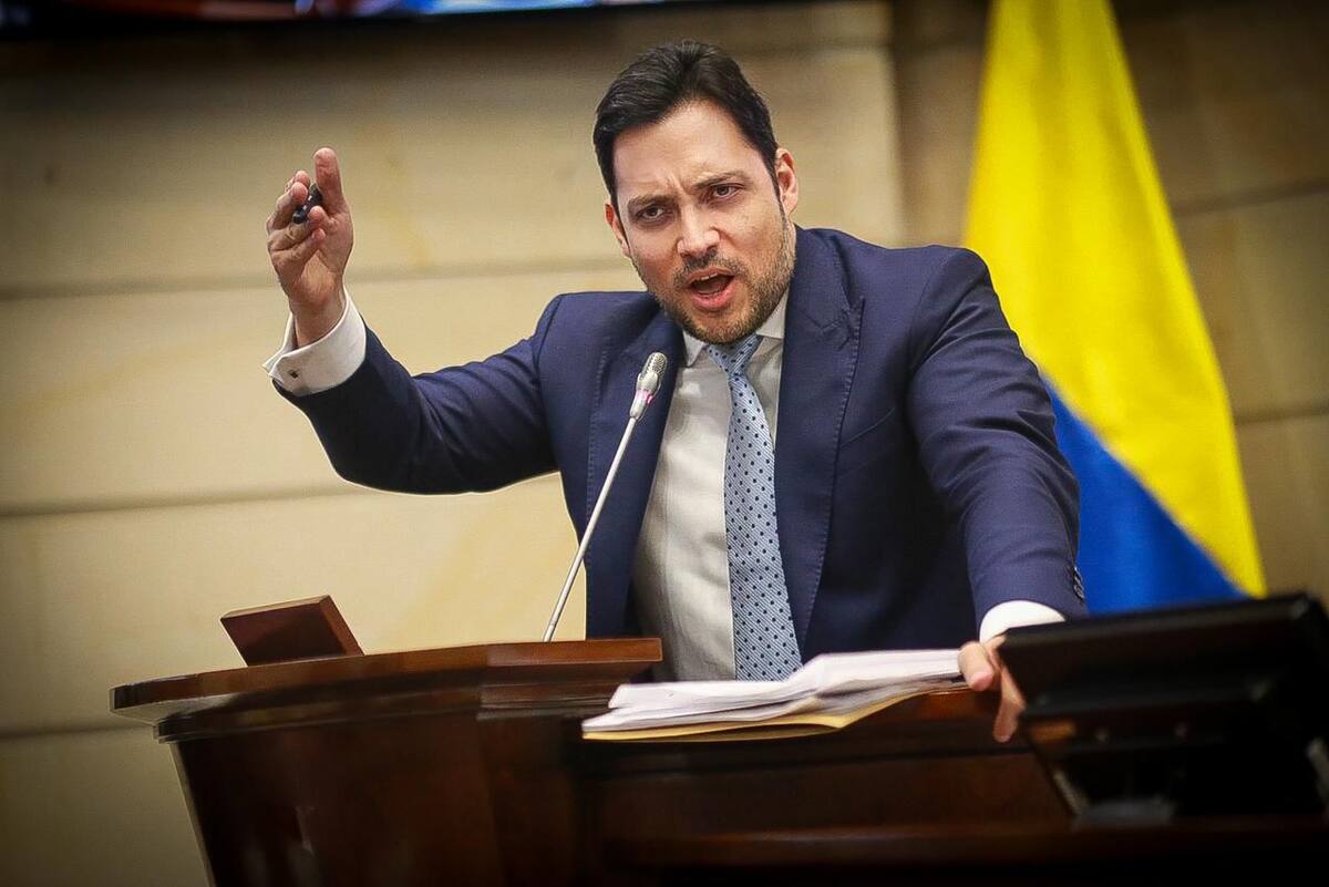 el senador de Cambio Radical, Carlos Fernando Motoa, insistió en realizar en el senado de la República el debate de moción de censura contra el canciller Luis Gilberto Murillo