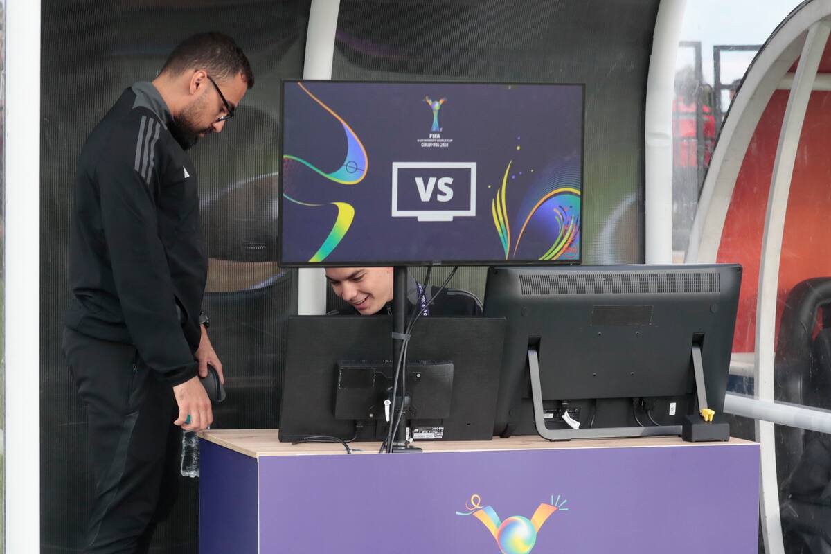 Sistema de revisión de video (FSV) en un partido del grupo D de la Copa Mundial Femenina sub-20. //EFE
