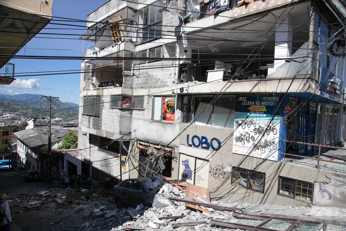 Fotografía que muestra una edificación destruida por un terremoto de magnitud 7,4 este lunes, en Manizales. EFE/ Juan Augusto Cardona