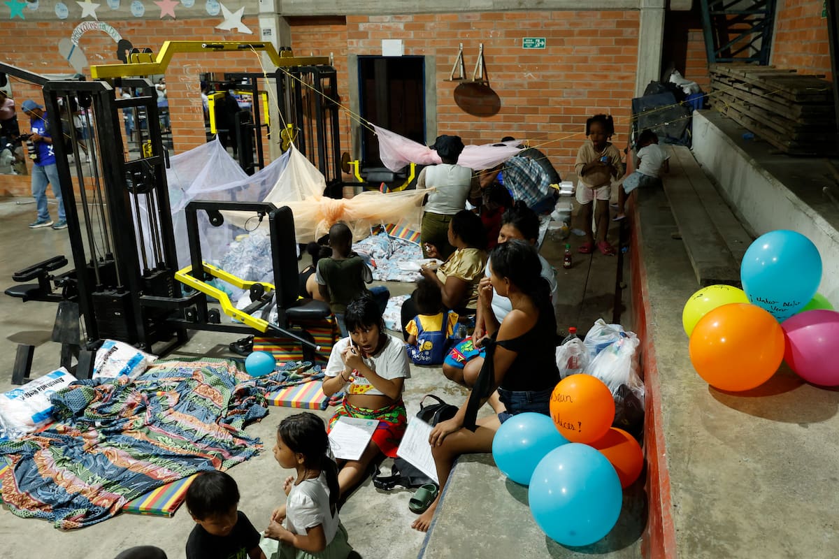 FOTODELDÍA - AME8708. QUIBDÓ (COLOMBIA), 13/08/2026.- Damnificados por el terremoto de magnitud 7,4 del pasado lunes, descansan en un albergue este miércoles en Quibdó (Colombia). En el Chocó, uno de los departamentos más pobres de Colombia, el terremoto de del pasado lunes agravó una crisis marcada por las deficiencias en salud, servicios públicos y atención estatal, lo que dificulta la respuesta a la emergencia y la atención de miles de damnificados. EFE/Mauricio Dueñas Castañeda