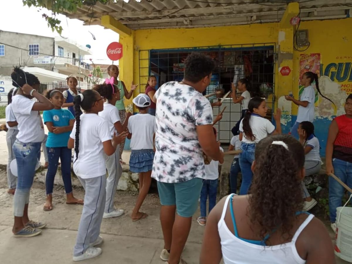 Los niños de los distintos barrios de la ciudad recorren los sectores pidiendo ingredientes para un sancocho comunitario