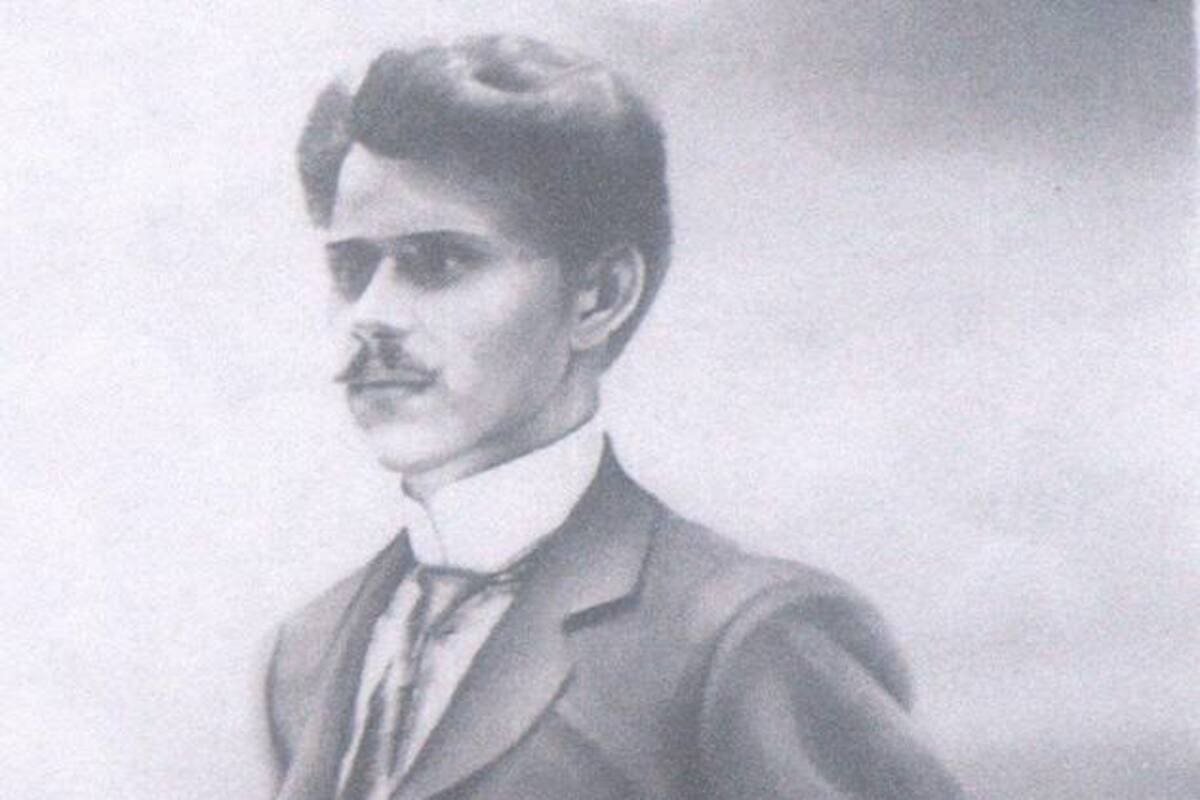 Un hombre flaco, vestido de blanco, que escribió poemas