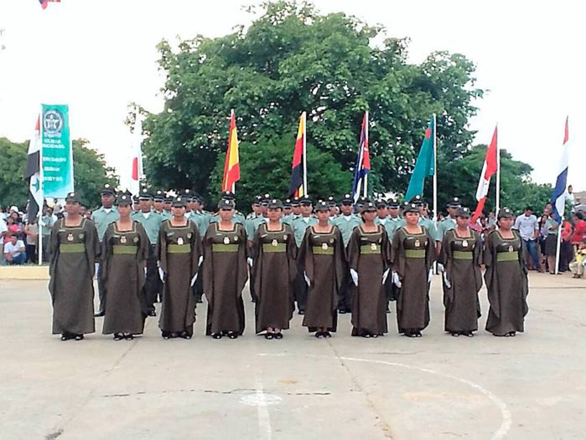 El uniforme de las patrulleras Wayuú conserva los emblemas de la comunidad, así como los de la Policía Nacional. La placa cuelga de un collar, a la manera tradicional de los Wayuú. COLPRENSA