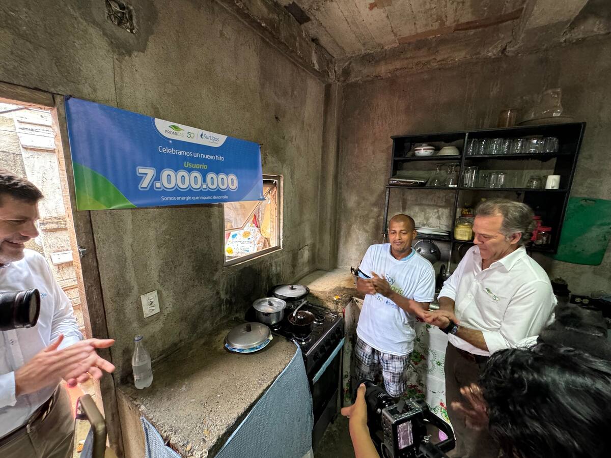 Soler Pineda Villaba -al centro- aplaude tras encender la estufa de su casa con gas natural. Le acompañan Santiago Mejía (i), gerente general de Surtigas y Juan Manuel Rojas (d), presidente de Promigas. // Nayib Gaviria -El Universal.
