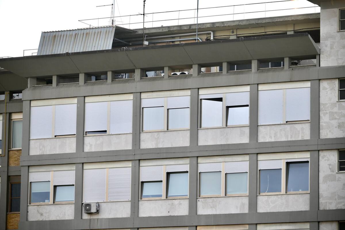 Aspecto exterior del hospital Gemelli, donde está ingresado el papa Francisco. //EFE