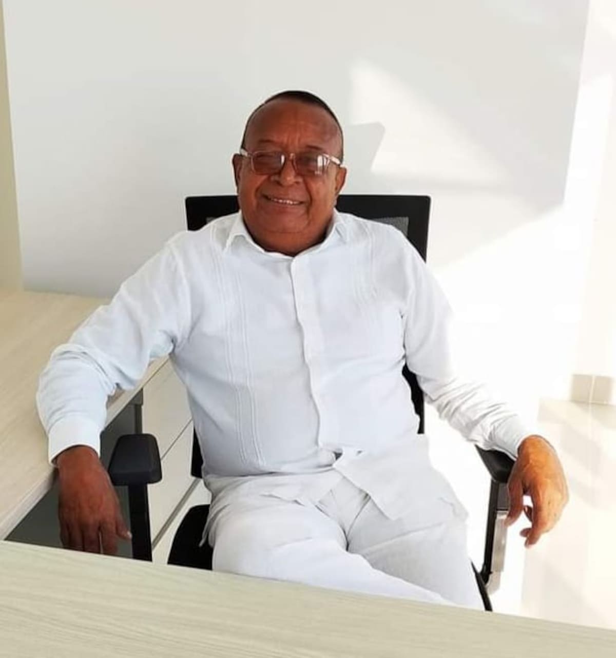 El veedor ciudadano Tirso Martínez presentó denuncias ante varios organismos judiciales acusando presuntas irregularidades en la posesión como congresista de Ángela María Vergara.// Foto: cortesía.