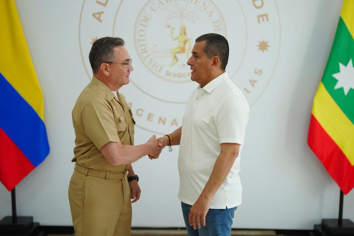 El vicealmirante Carlos Hernando Oramas, comandante de la Fuerza Naval del Caribe, y el alcalde Dumek Turbay. // Cortesía Alcaldía de Cartagena