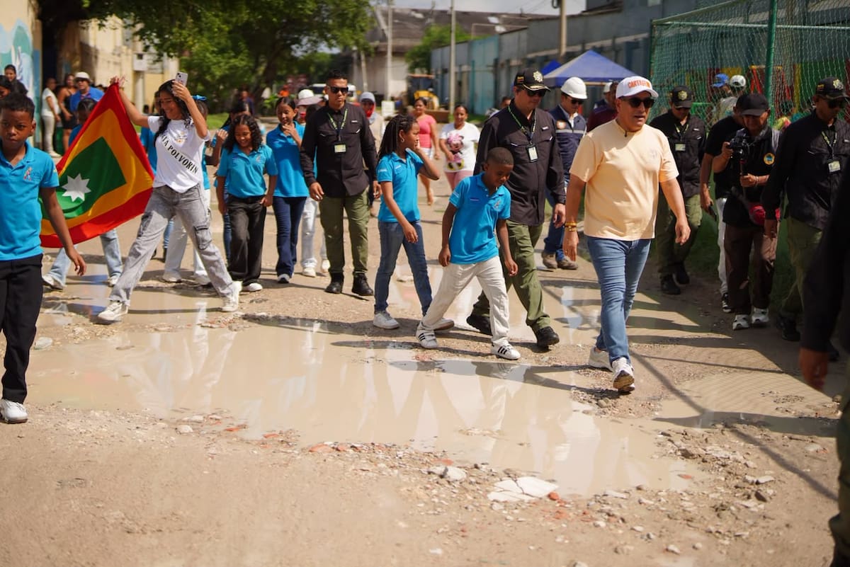 Los niños, niñas y jóvenes de El Zapatero podrán recorrer su barrio sin el temor de ensuciarse de barro y polvo // Cortesía: Alcaldía de Cartagena.