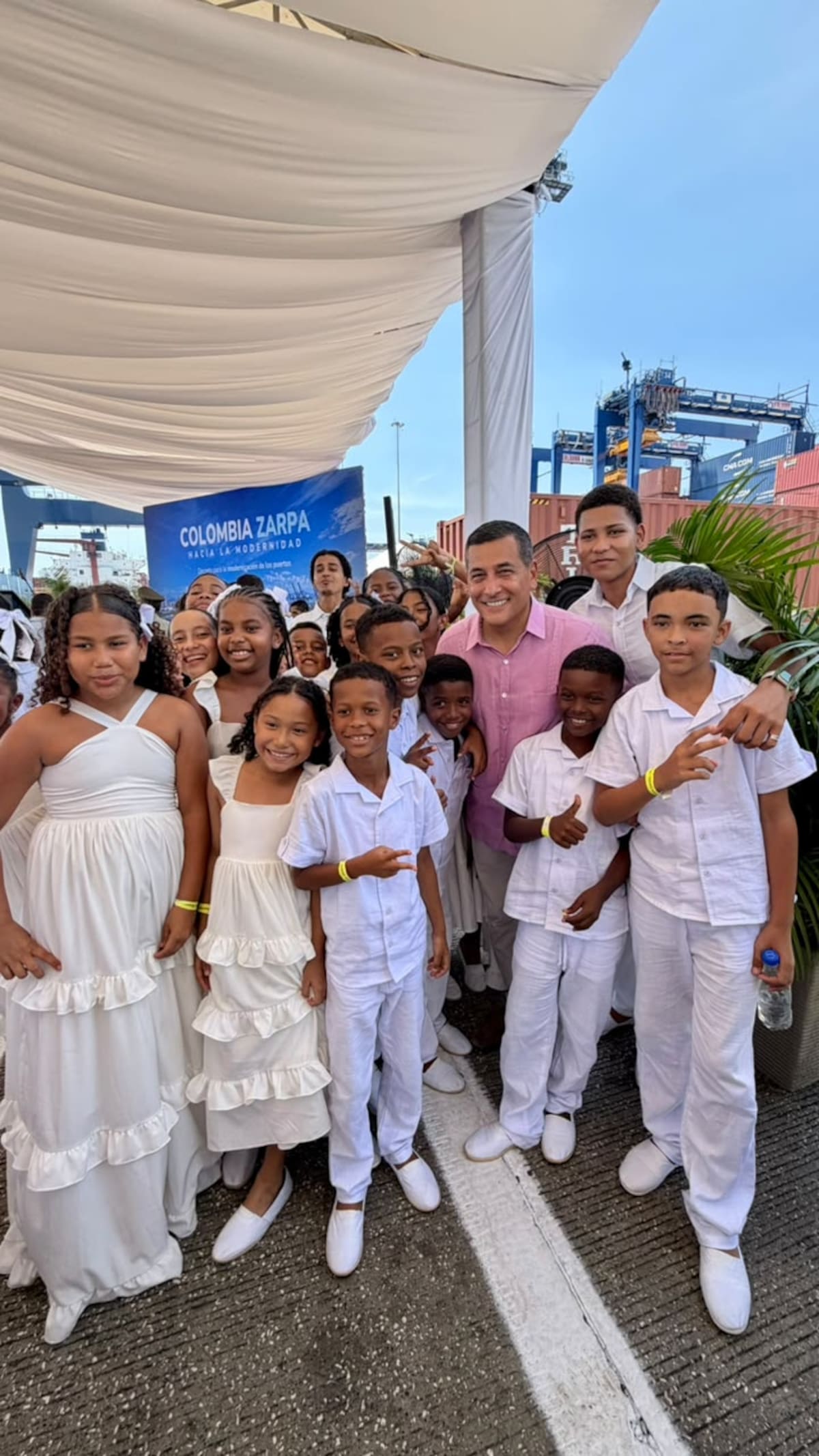 El 17 de octubre de 2026, el alcalde Dumek Turbay visitará la calle que los niños de El Zapatero le pidieron para que pavimentaran. // Foto: Cortesía - Alcaldía de Cartagena.