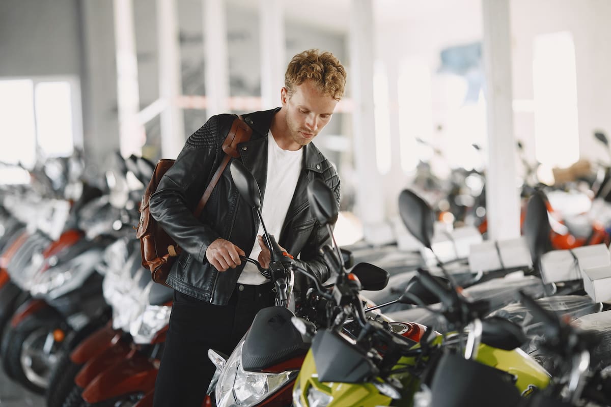¿Motos de bajo o alto cilindraje? Usos, diferencias y cómo elegirlas
