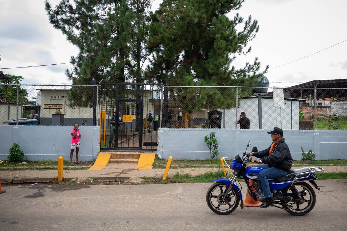 Fotografía de un centro de votación en Dalla Costa, municipio Sifontes del estado Bolívar (Venezuela). // EFE - Rayner Peña R.