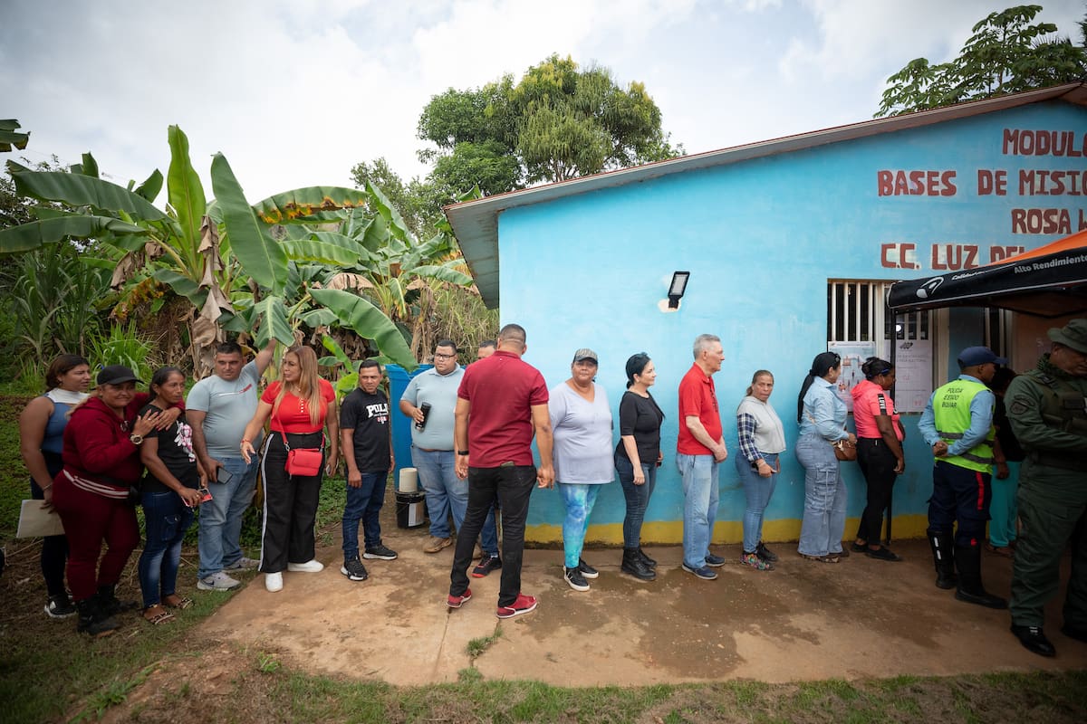Personas esperan en un centro de votación para elegir el gobernador del nuevo estado Guayana Esequiba y sus autoridades. // EFE - Rayner Peña R.