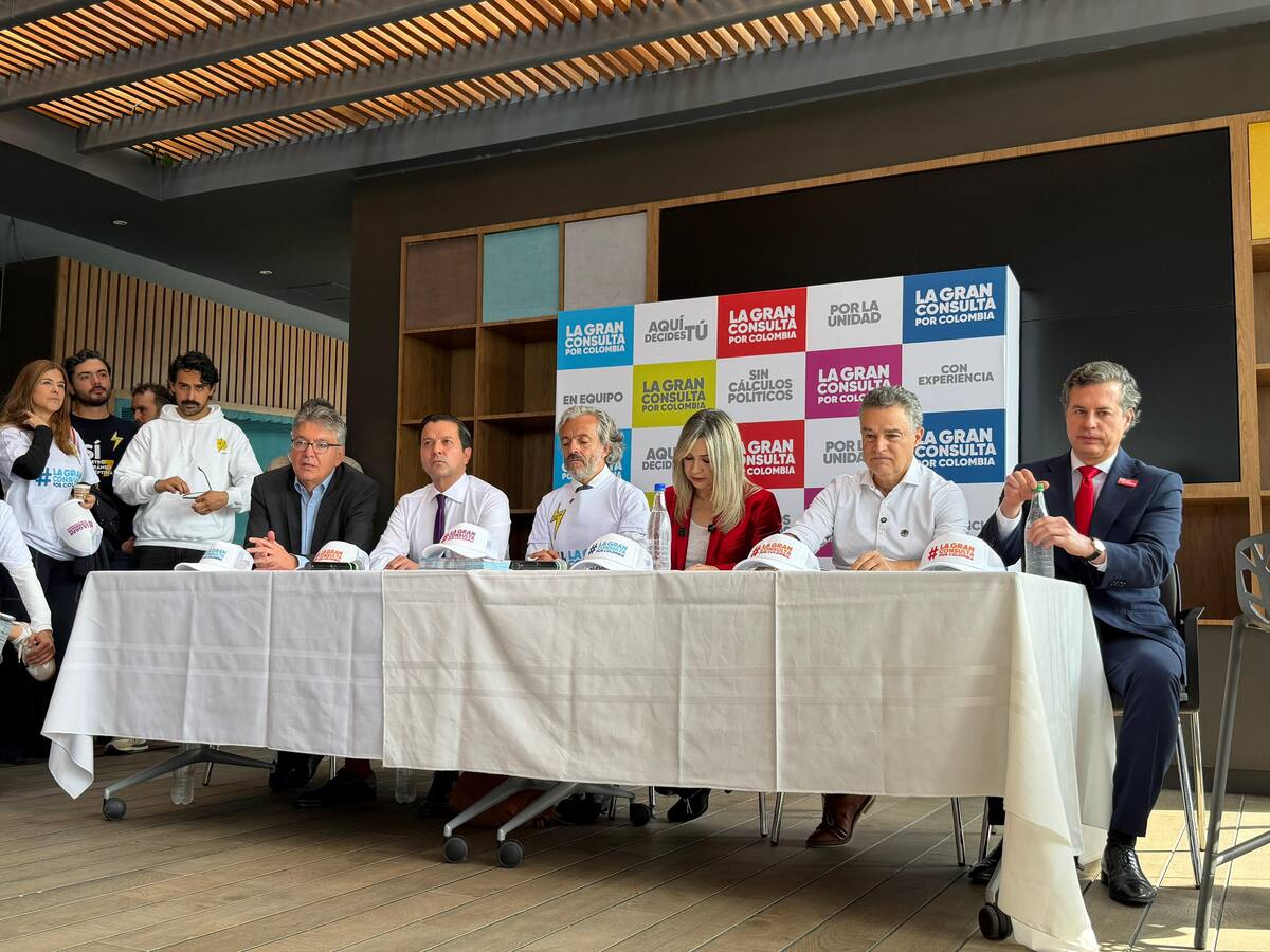 Mauricio Cárdenas, David Luna, Juan Daniel Oviedo, Vicky Dávila, Aníbal Gaviria y Juan Manuel Galán, se unieron para la consulta del 8 de marzo de 2026. // Foto: Cortesía.