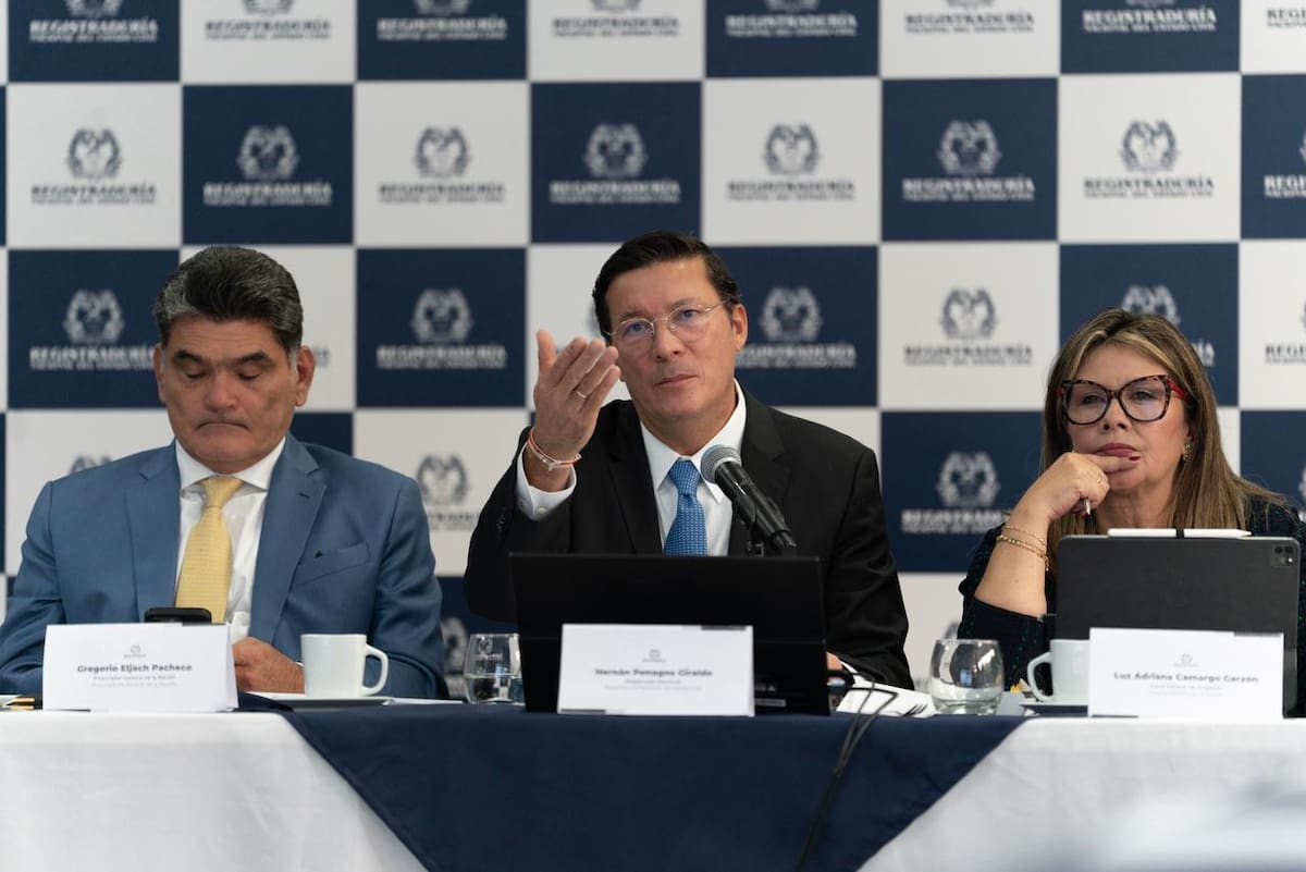 En el congelamiento del Código Fuente de los softwares de preconteo y escrutinio participaron representantes de la Procuraduría General de la Nación, la Contraloría General de la República, auditores de sistemas de las organizaciones políticas, la Misión de Observación Electoral de la Unión Europea y la OEA, la auditoría externa internacional IIDH / CAPEL y la Misión de Observación Electoral (MOE Colombia) // Foto: Cortesía - Registraduría Nacional del Estado Civil.