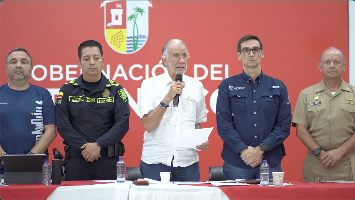 Yesid Turbay Pereira, jefe de la Oficina de Seguridad y Convivencia del Distrito de Barranquilla, junto al gobernador del Atlántico y miembros de la Fuerza Pública//Cortesía Alcaldía de Barranquilla.