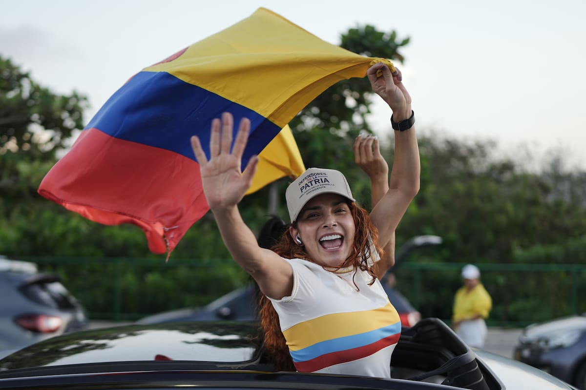 Los seguidores del candidato presidencial Abelardo de la Espriella, del movimiento Defensores de la Patria, celebran tras el pase del candidato a la segunda vuelta electoral en Barranquilla. //Foto, AP: Iván Valencia