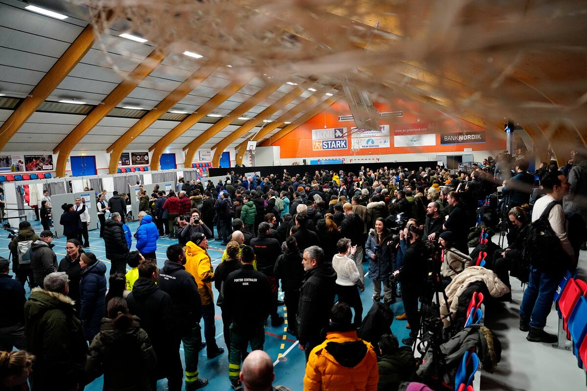 Los votantes se reúnen en el colegio electoral durante las elecciones parlamentarias en el pabellón deportivo Godthaabshallen, en Nuuk, Groenlandia. //EFE