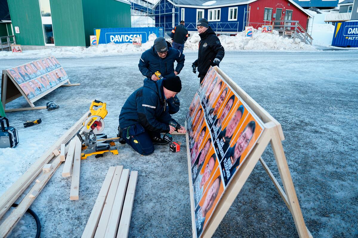 Los trabajadores preparan carteles electorales para el partido Naleraq durante las elecciones parlamentarias en el pabellón deportivo Godthaabshallen, en Nuuk, Groenlandia. //EFE