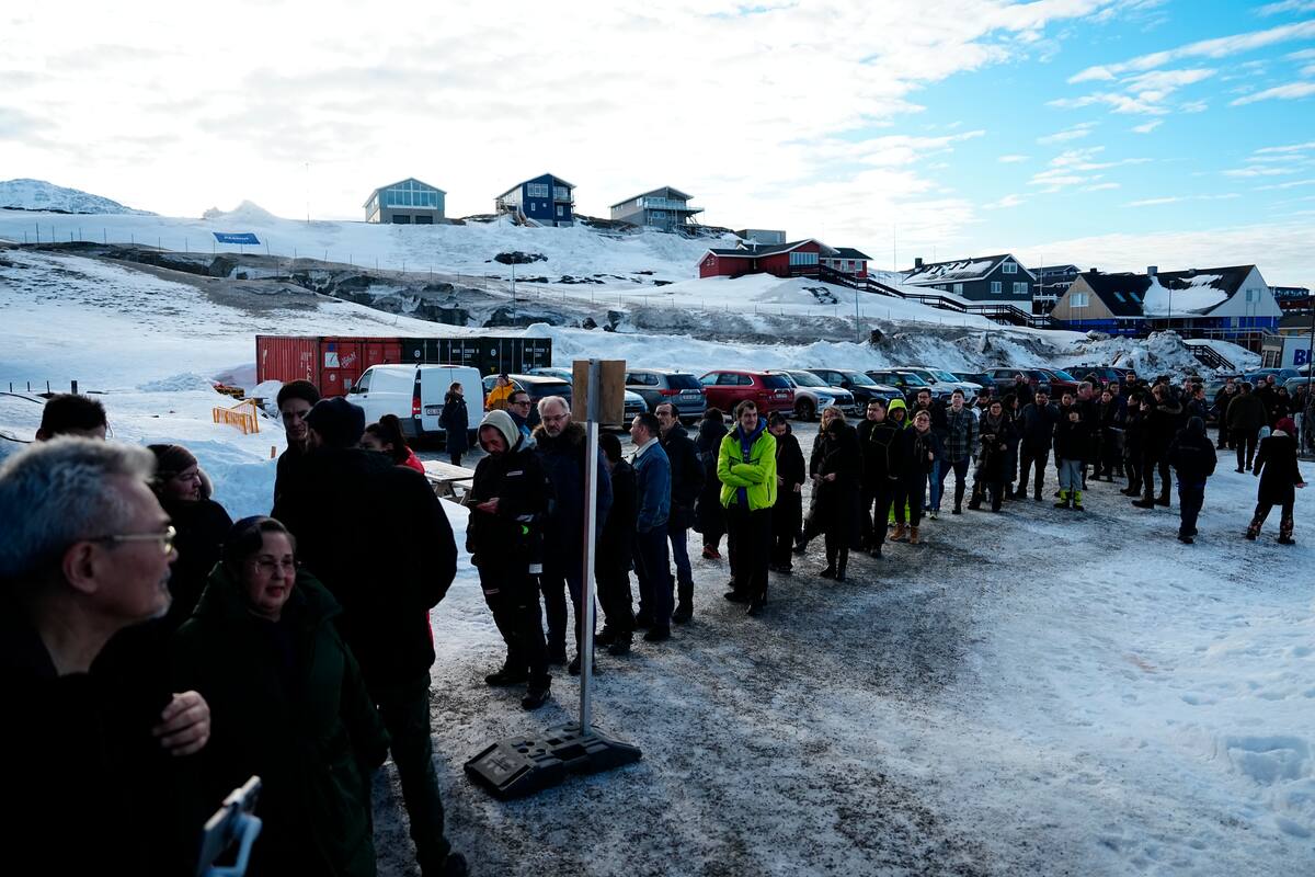 La gente hace cola para votar durante las elecciones parlamentarias en el pabellón deportivo Godthaabshallen, en Nuuk, Groenlandia. //EFE